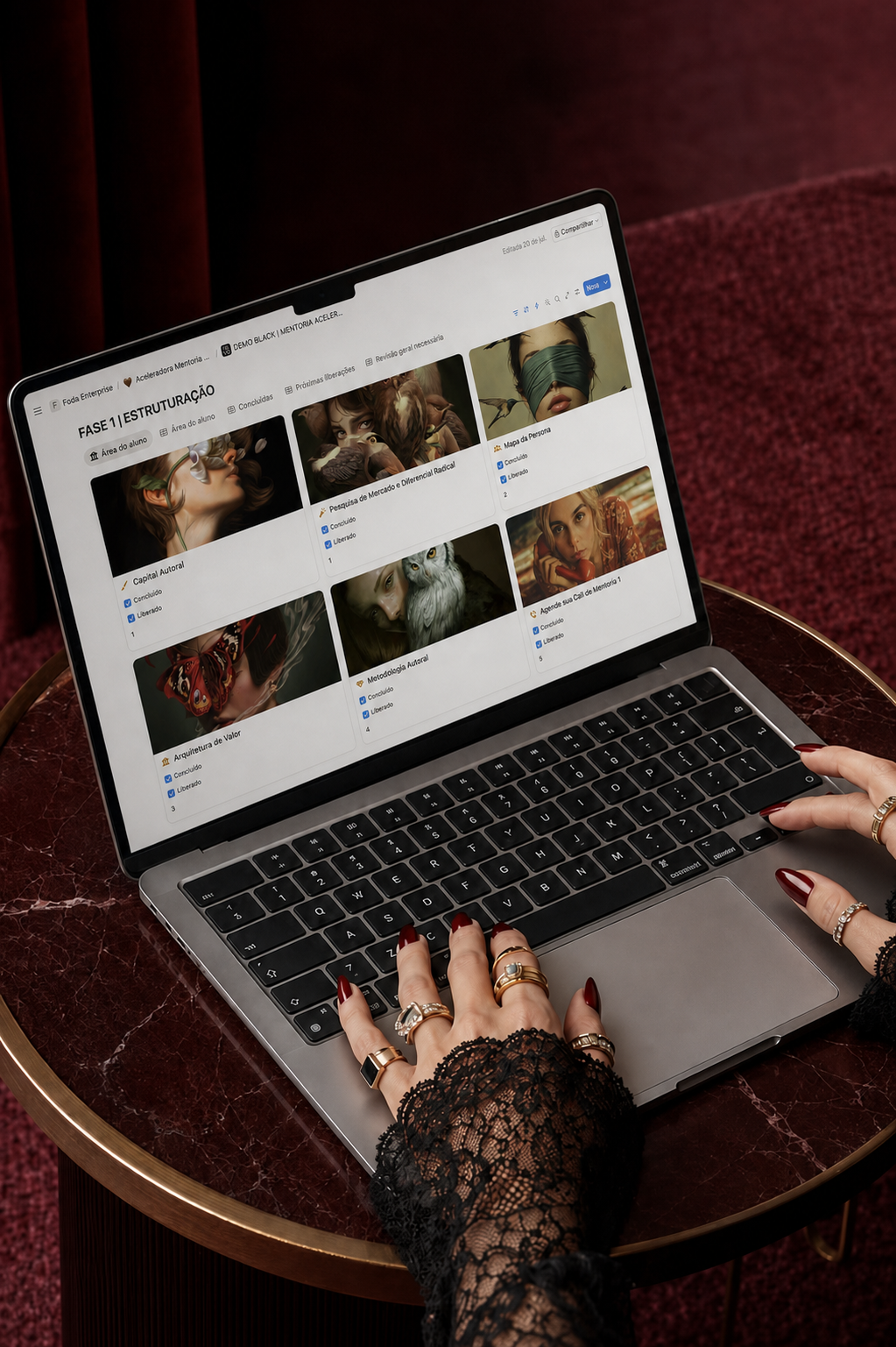 Prévia da Plataforma de Aceleração em um painel estilo Notion aberto no laptop